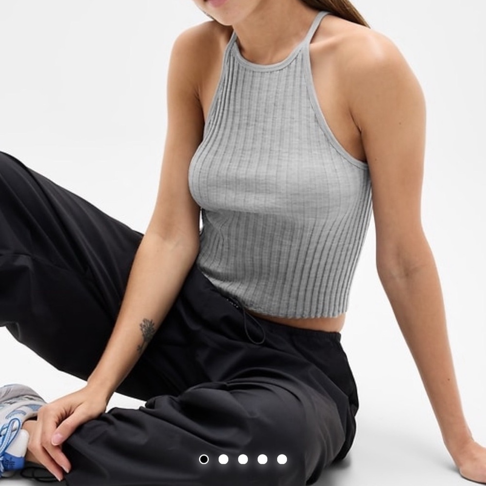 Athleta Eternal Seamless Crop Tank size small
Gray Ribbed Halter Top